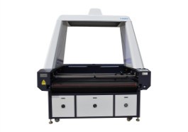 在皮革切割機廠家采購時要考慮哪幾個方面？